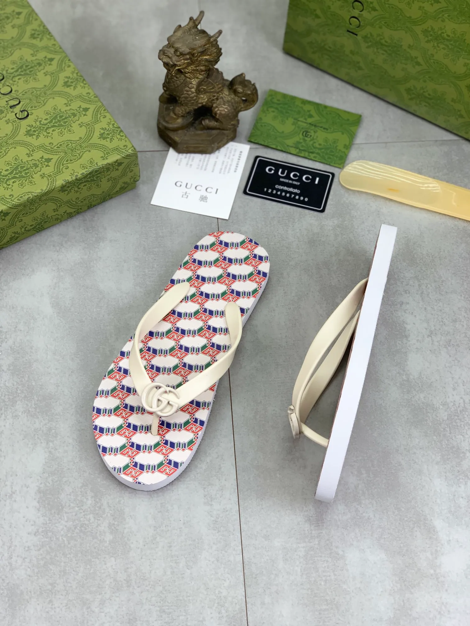 Men's men's shoes 💰P220💰【New style】🆘【GUCCI】Official website's popular Gucci adult couple 🧑‍🤝‍🧑 style, children's flip-flops are on sale at the counter simultaneously! Original fabric imported from Italy. Original bottom provided by the original factory. Size: Adult 36-45. Children’s size: 30-37. Multiple colors available.